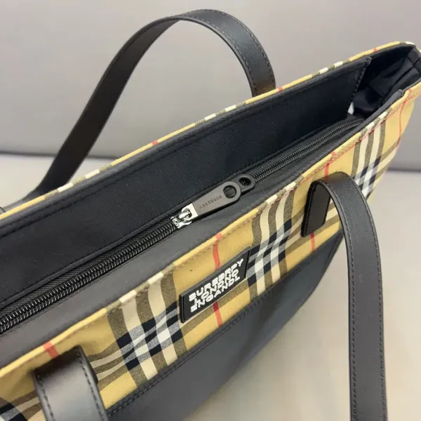 【BURBERRY 公式旗艦店】バーバリー ハンドバッグ 当日出荷 好評に付き再入荷!34*28CM 【BURBERRY 公式旗艦店】バーバリー ハンドバッグ 当日出荷 好評に付き再入荷!34*28CM