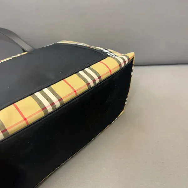 【BURBERRY 公式旗艦店】バーバリー ハンドバッグ 当日出荷 好評に付き再入荷!34*28CM 【BURBERRY 公式旗艦店】バーバリー ハンドバッグ 当日出荷 好評に付き再入荷!34*28CM