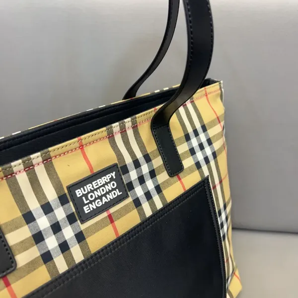 【BURBERRY 公式旗艦店】バーバリー ハンドバッグ 当日出荷 好評に付き再入荷!34*28CM 【BURBERRY 公式旗艦店】バーバリー ハンドバッグ 当日出荷 好評に付き再入荷!34*28CM