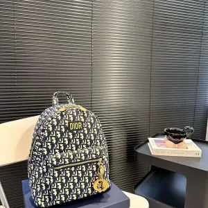 【DIOR公式旗艦店】ディオール リュックサック 当日出荷 好評に付き再入荷!27*32CM 240720 【DIOR公式旗艦店】ディオール リュックサック 当日出荷 好評に付き再入荷!27*32CM 240720