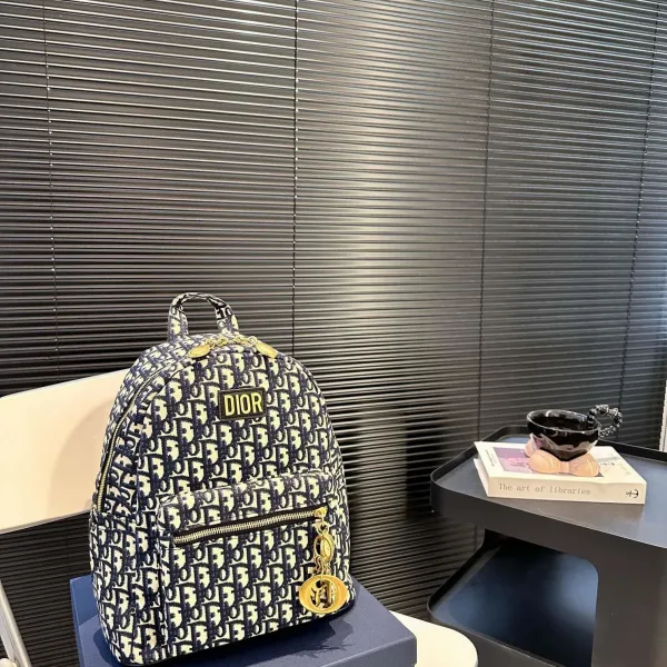 【DIOR公式旗艦店】ディオール リュックサック 当日出荷 好評に付き再入荷!27*32CM 240720 【DIOR公式旗艦店】ディオール リュックサック 当日出荷 好評に付き再入荷!27*32CM 240720