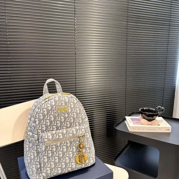 【DIOR公式旗艦店】ディオール リュックサック 当日出荷 好評に付き再入荷!27*32CM 240720 【DIOR公式旗艦店】ディオール リュックサック 当日出荷 好評に付き再入荷!27*32CM 240720