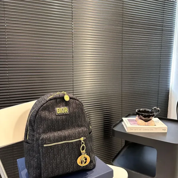 【DIOR公式旗艦店】ディオール リュックサック 当日出荷 好評に付き再入荷!27*32CM 240720 【DIOR公式旗艦店】ディオール リュックサック 当日出荷 好評に付き再入荷!27*32CM 240720