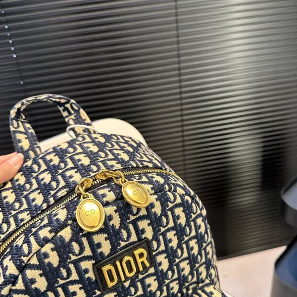 【DIOR公式旗艦店】ディオール リュックサック 当日出荷 好評に付き再入荷!27*32CM 240720 【DIOR公式旗艦店】ディオール リュックサック 当日出荷 好評に付き再入荷!27*32CM 240720