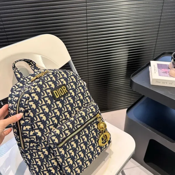 【DIOR公式旗艦店】ディオール リュックサック 当日出荷 好評に付き再入荷!27*32CM 240720 【DIOR公式旗艦店】ディオール リュックサック 当日出荷 好評に付き再入荷!27*32CM 240720
