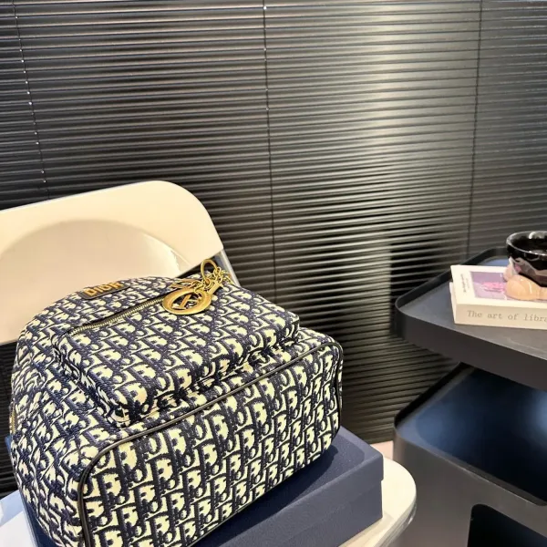 【DIOR公式旗艦店】ディオール リュックサック 当日出荷 好評に付き再入荷!27*32CM 240720 【DIOR公式旗艦店】ディオール リュックサック 当日出荷 好評に付き再入荷!27*32CM 240720