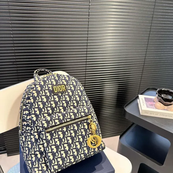 【DIOR公式旗艦店】ディオール リュックサック 当日出荷 好評に付き再入荷!27*32CM 240720 【DIOR公式旗艦店】ディオール リュックサック 当日出荷 好評に付き再入荷!27*32CM 240720
