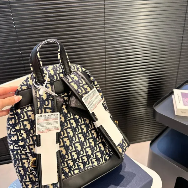 【DIOR公式旗艦店】ディオール リュックサック 当日出荷 好評に付き再入荷!27*32CM 240720 【DIOR公式旗艦店】ディオール リュックサック 当日出荷 好評に付き再入荷!27*32CM 240720