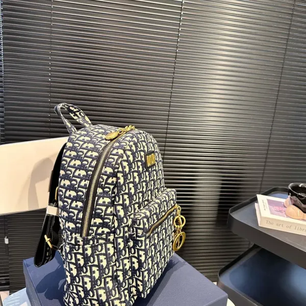 【DIOR公式旗艦店】ディオール リュックサック 当日出荷 好評に付き再入荷!27*32CM 240720 【DIOR公式旗艦店】ディオール リュックサック 当日出荷 好評に付き再入荷!27*32CM 240720