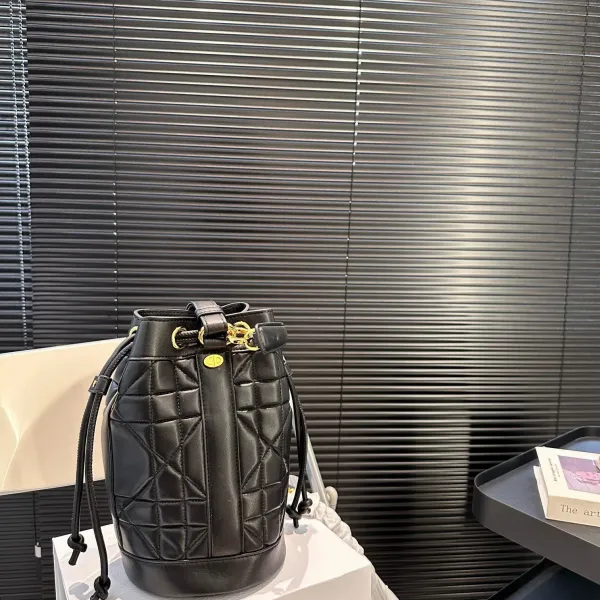 【DIOR公式旗艦店】ディオール リュックサック 当日出荷 好評に付き再入荷!15*24CM 240720 【DIOR公式旗艦店】ディオール リュックサック 当日出荷 好評に付き再入荷!15*24CM 240720