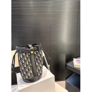 【DIOR公式旗艦店】ディオール リュックサック 当日出荷 好評に付き再入荷!15*24CM 240720 【DIOR公式旗艦店】ディオール リュックサック 当日出荷 好評に付き再入荷!15*24CM 240720