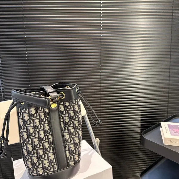 【DIOR公式旗艦店】ディオール リュックサック 当日出荷 好評に付き再入荷!15*24CM 240720 【DIOR公式旗艦店】ディオール リュックサック 当日出荷 好評に付き再入荷!15*24CM 240720