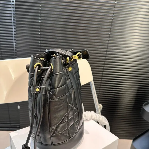 【DIOR公式旗艦店】ディオール リュックサック 当日出荷 好評に付き再入荷!15*24CM 240720 【DIOR公式旗艦店】ディオール リュックサック 当日出荷 好評に付き再入荷!15*24CM 240720