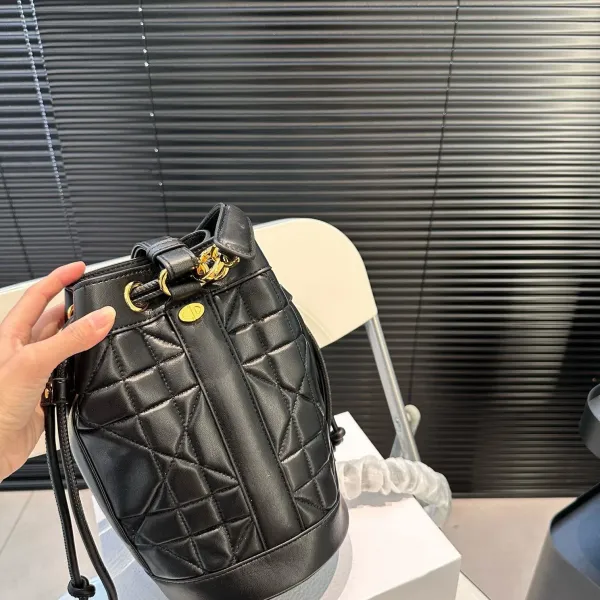 【DIOR公式旗艦店】ディオール リュックサック 当日出荷 好評に付き再入荷!15*24CM 240720 【DIOR公式旗艦店】ディオール リュックサック 当日出荷 好評に付き再入荷!15*24CM 240720