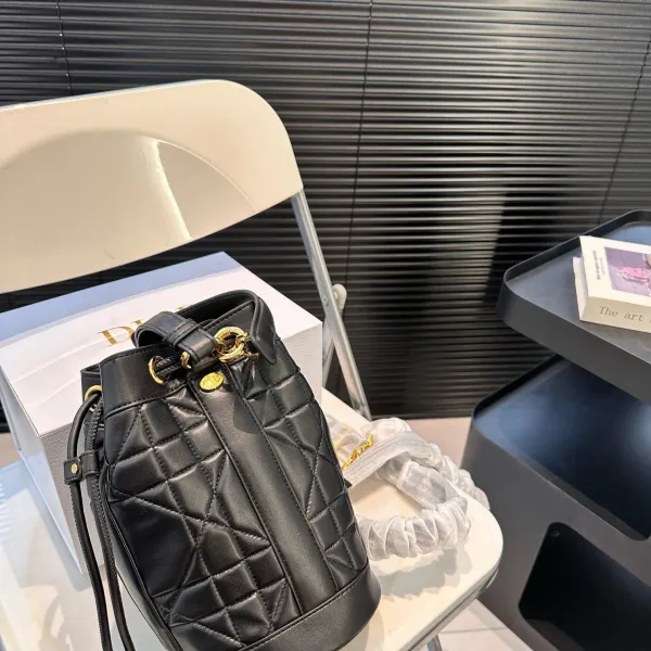 【DIOR公式旗艦店】ディオール リュックサック 当日出荷 好評に付き再入荷!15*24CM 240720 【DIOR公式旗艦店】ディオール リュックサック 当日出荷 好評に付き再入荷!15*24CM 240720