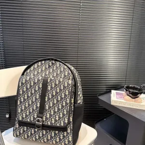 【DIOR公式旗艦店】ディオール リュックサック 当日出荷 好評に付き再入荷!31*40CM 240720 【DIOR公式旗艦店】ディオール リュックサック 当日出荷 好評に付き再入荷!31*40CM 240720