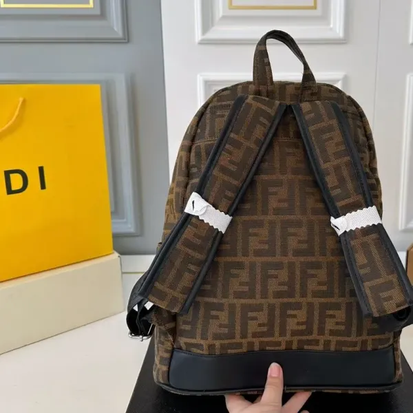 【FENDI 公式旗艦店】フェンディ リュックサック 当日出荷 好評に付き再入荷!32*37CM 240720 【FENDI 公式旗艦店】フェンディ リュックサック 当日出荷 好評に付き再入荷!32*37CM 240720