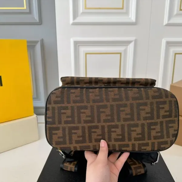 【FENDI 公式旗艦店】フェンディ リュックサック 当日出荷 好評に付き再入荷!32*37CM 240720 【FENDI 公式旗艦店】フェンディ リュックサック 当日出荷 好評に付き再入荷!32*37CM 240720