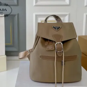 【PRADA 公式 旗艦店】プラダ リュックサック当日出荷 好評に付き再入荷!27*30CM 240719 【PRADA 公式 旗艦店】プラダ リュックサック当日出荷 好評に付き再入荷!27*30CM 240719