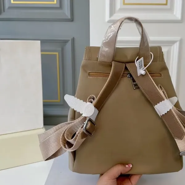 【PRADA  公式 旗艦店】プラダ   リュックサック当日出荷 好評に付き再入荷！27*30CM  240719