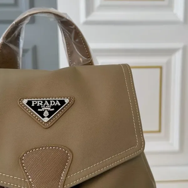 【PRADA  公式 旗艦店】プラダ   リュックサック当日出荷 好評に付き再入荷！27*30CM  240719