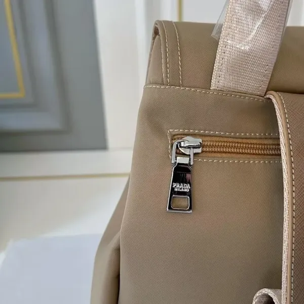 【PRADA  公式 旗艦店】プラダ   リュックサック当日出荷 好評に付き再入荷！27*30CM  240719