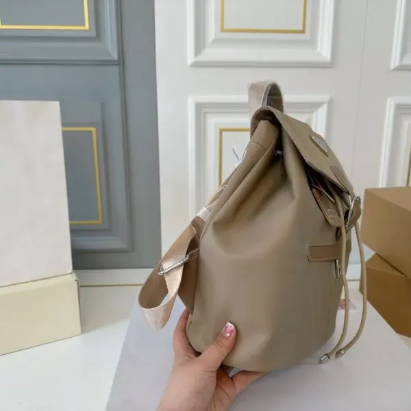 【PRADA  公式 旗艦店】プラダ   リュックサック当日出荷 好評に付き再入荷！27*30CM  240719