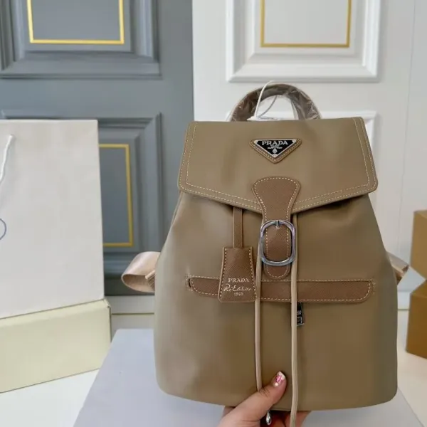 【PRADA  公式 旗艦店】プラダ   リュックサック当日出荷 好評に付き再入荷！27*30CM  240719