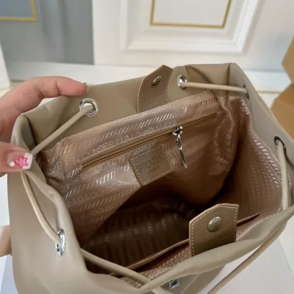 【PRADA  公式 旗艦店】プラダ   リュックサック当日出荷 好評に付き再入荷！27*30CM  240719