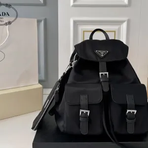 【PRADA 公式 旗艦店】プラダ リュックサック当日出荷 好評に付き再入荷!30*33CM 240719 【PRADA 公式 旗艦店】プラダ リュックサック当日出荷 好評に付き再入荷!30*33CM 240719