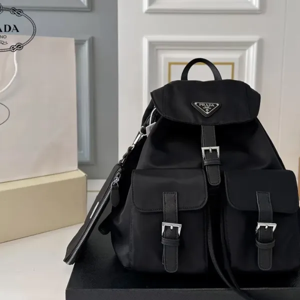 【PRADA 公式 旗艦店】プラダ リュックサック当日出荷 好評に付き再入荷!30*33CM 240719 【PRADA 公式 旗艦店】プラダ リュックサック当日出荷 好評に付き再入荷!30*33CM 240719
