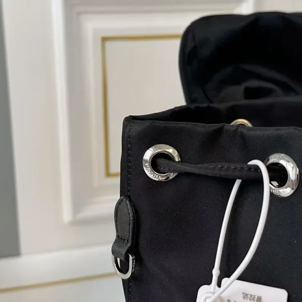 【PRADA 公式 旗艦店】プラダ リュックサック当日出荷 好評に付き再入荷!30*33CM 240719 【PRADA 公式 旗艦店】プラダ リュックサック当日出荷 好評に付き再入荷!30*33CM 240719