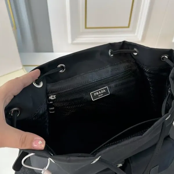 【PRADA 公式 旗艦店】プラダ リュックサック当日出荷 好評に付き再入荷!30*33CM 240719 【PRADA 公式 旗艦店】プラダ リュックサック当日出荷 好評に付き再入荷!30*33CM 240719