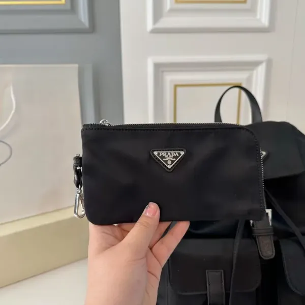 【PRADA 公式 旗艦店】プラダ リュックサック当日出荷 好評に付き再入荷!30*33CM 240719 【PRADA 公式 旗艦店】プラダ リュックサック当日出荷 好評に付き再入荷!30*33CM 240719
