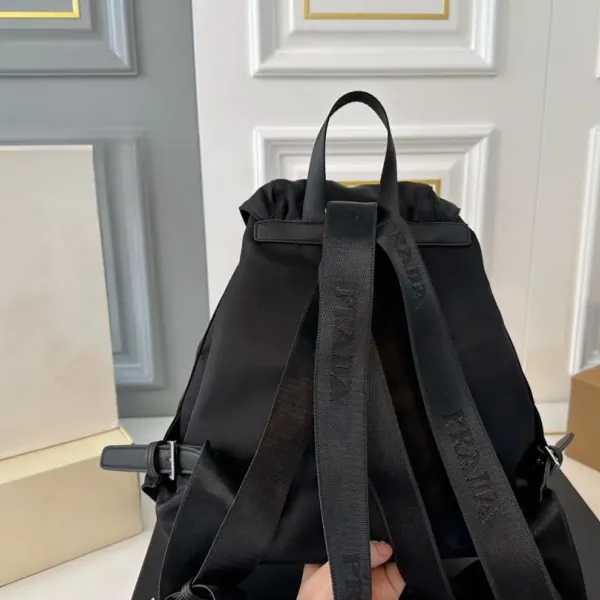 【PRADA 公式 旗艦店】プラダ リュックサック当日出荷 好評に付き再入荷!30*33CM 240719 【PRADA 公式 旗艦店】プラダ リュックサック当日出荷 好評に付き再入荷!30*33CM 240719