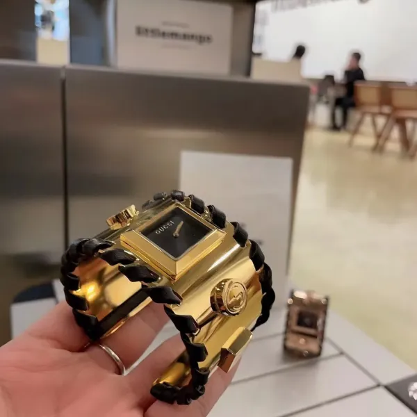 GUCCI( クッチ)  腕時計 33MM