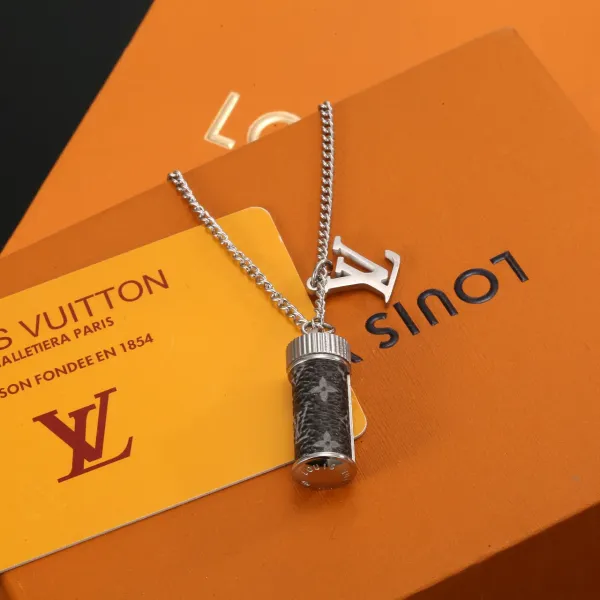 LV【LOUIS VUITTON】ネックレス、新しいネックレス万能シンプルファッションオーナメント 250301 LV【LOUIS VUITTON】ネックレス、新しいネックレス万能シンプルファッションオーナメント 250301