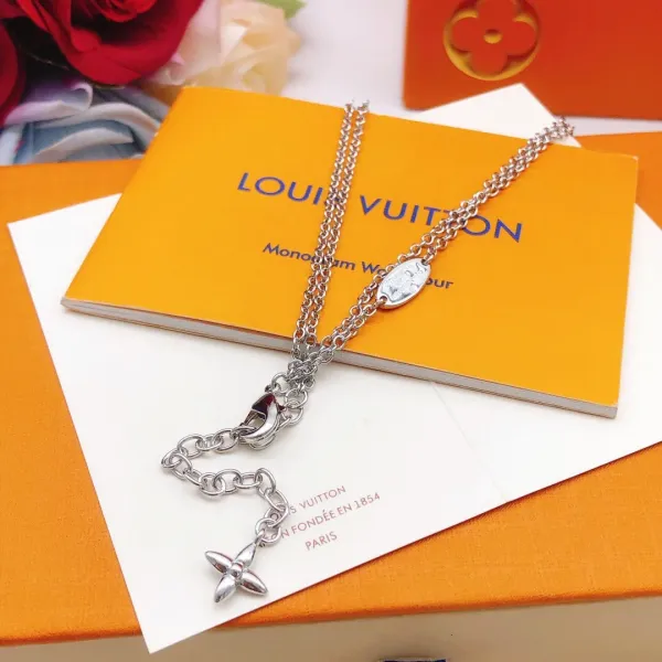 LV【LOUIS VUITTON】ネックレス、新しいネックレス万能シンプルファッションオーナメント 250301 LV【LOUIS VUITTON】ネックレス、新しいネックレス万能シンプルファッションオーナメント 250301