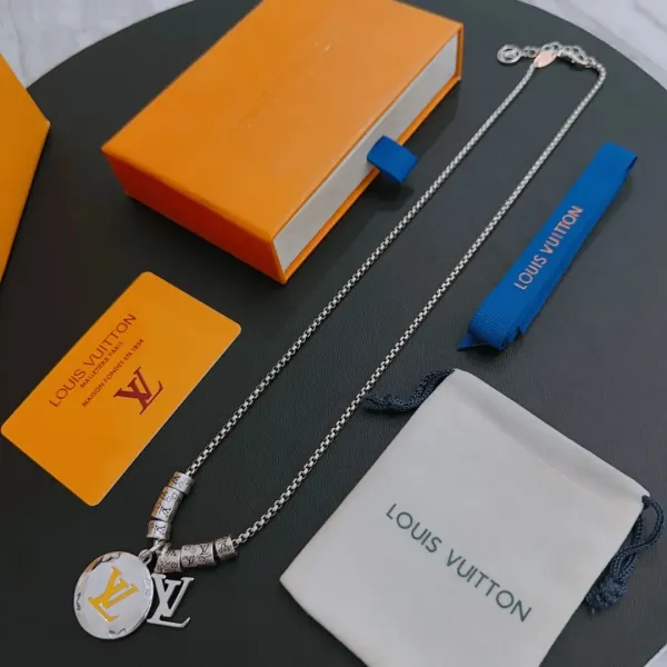 【LOUIS VUITTON】ネックレス、新しいネックレス万能シンプルファッションオーナメント 2472 【LOUIS VUITTON】ネックレス、新しいネックレス万能シンプルファッションオーナメント 2472