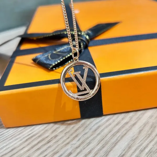 【LOUIS VUITTON】ネックレス、新しいネックレス万能シンプルファッションオーナメント 2472 【LOUIS VUITTON】ネックレス、新しいネックレス万能シンプルファッションオーナメント 2472