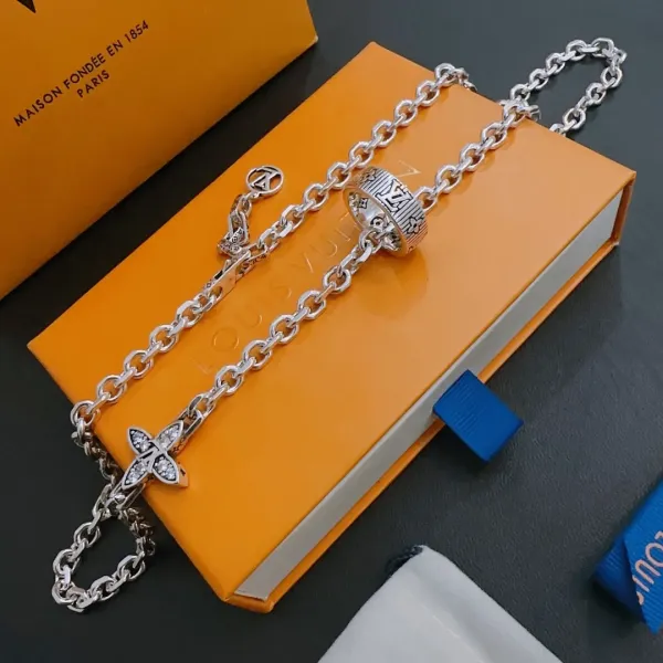 【LOUIS VUITTON】ネックレス、新しいネックレス万能シンプルファッションオーナメント 【LOUIS VUITTON】ネックレス、新しいネックレス万能シンプルファッションオーナメント