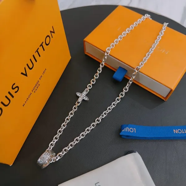 【LOUIS VUITTON】ネックレス、新しいネックレス万能シンプルファッションオーナメント 【LOUIS VUITTON】ネックレス、新しいネックレス万能シンプルファッションオーナメント