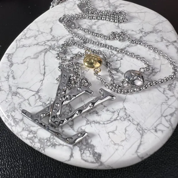 【LOUIS VUITTON】ネックレス、新しいネックレス万能シンプルファッションオーナメント 【LOUIS VUITTON】ネックレス、新しいネックレス万能シンプルファッションオーナメント