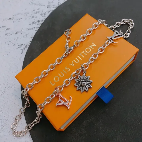 【LOUIS VUITTON 】ネックレス、新しいネックレス万能シンプルファッションオーナメント 【LOUIS VUITTON 】ネックレス、新しいネックレス万能シンプルファッションオーナメント