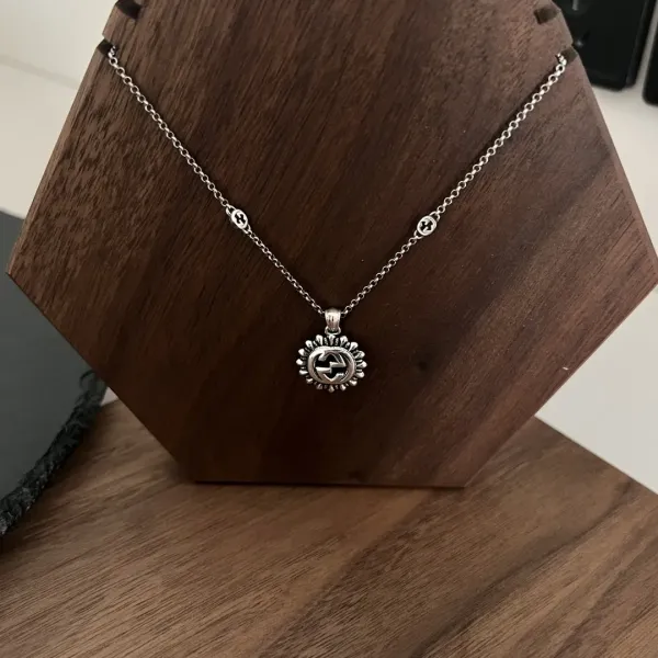 【GUCCI 】ネックレス、新しいネックレス万能シンプルファッションオーナメント 【GUCCI 】ネックレス、新しいネックレス万能シンプルファッションオーナメント