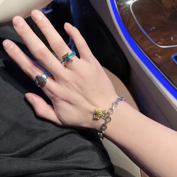 LV  LOUIS VUITTON（ルイヴィトン）チェーンブレスレット  250301