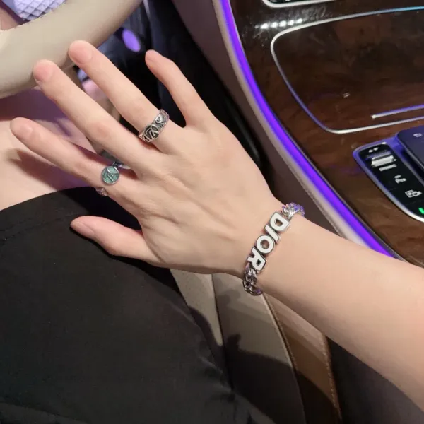 【DIOR】ブレスレット、ファッションシンプルなスタイル 250301 【DIOR】ブレスレット、ファッションシンプルなスタイル 250301