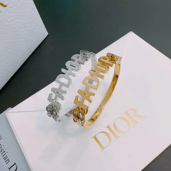 【DIOR】ブレスレット、ファッションシンプルなスタイル 241015 【DIOR】ブレスレット、ファッションシンプルなスタイル 241015