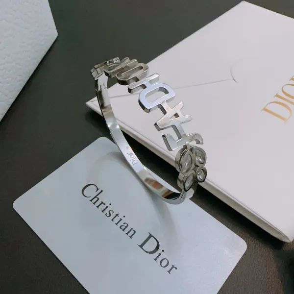 【DIOR】ブレスレット、ファッションシンプルなスタイル 241015 【DIOR】ブレスレット、ファッションシンプルなスタイル 241015
