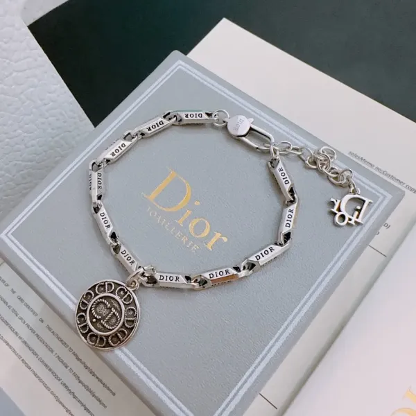 【DIOR】ブレスレット、ファッションシンプルなスタイル 241015 【DIOR】ブレスレット、ファッションシンプルなスタイル 241015